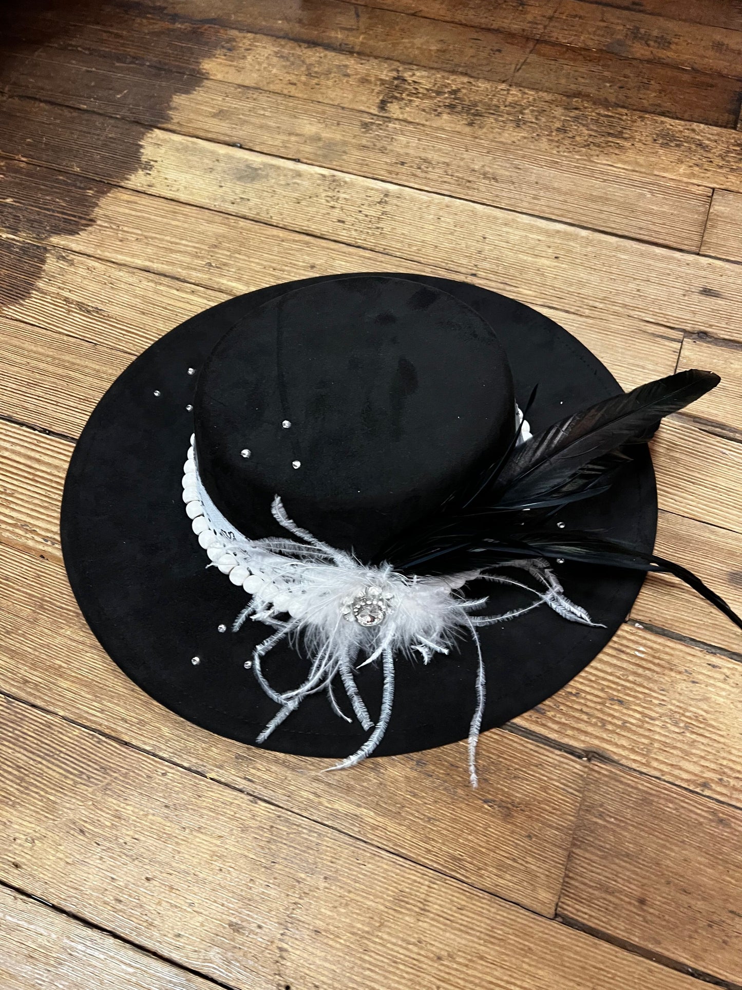 Western hat, with cross and feathers